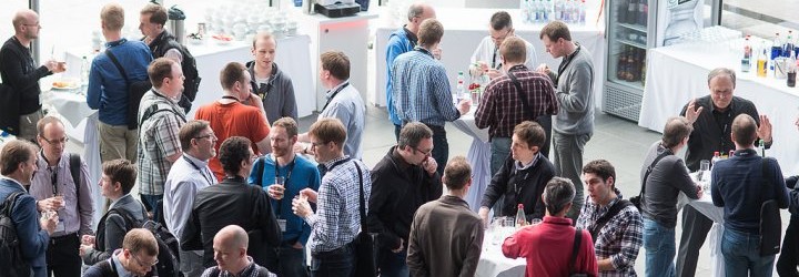 Konferenzteilnehmer im Gespräch